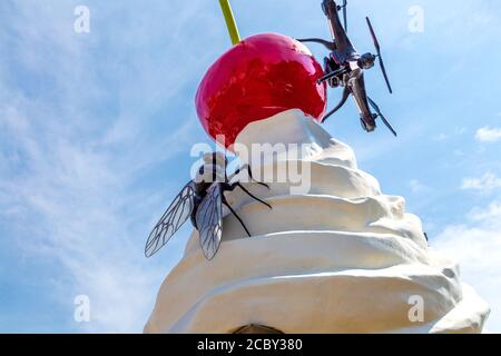 Trafalgar Square quatrième sculpture de Plinth 'The End' par l'artiste Heather Phillipson, représentant un tourbillon de glace, de cerise, de drone et de mouche, Londres, Royaume-Uni Banque D'Images