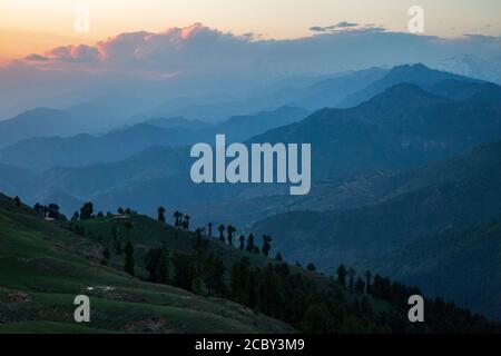 Chaîne de montagnes Dhauladhar dans l'Himalaya, Himachal Pradesh, Inde Banque D'Images