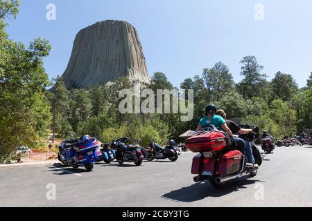 Une foule de motos se trouve sur le parking du monument national Devils Tower du Wyoming, le vendredi 14 août 2020. Chaque année, les cyclistes qui assistent au rassemblement de motos de Sturgis, dans le Dakota du Sud, descendent sur ce site emblématique. Banque D'Images