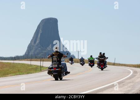 Des motards voguez le long de l'autoroute 24 près de la Tour Devils du Wyoming, le vendredi 14 août 2020. Chaque année, les cyclistes qui assistent au rassemblement de motos de Sturgis, dans le Dakota du Sud, descendent sur ce site emblématique. Banque D'Images