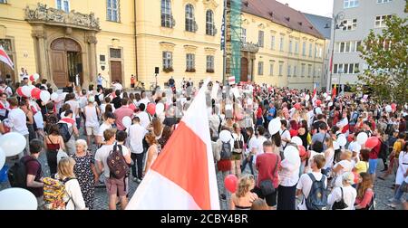 Brno, République tchèque. 16 août 2020. 1,000 personnes ont soutenu les manifestations civiles au Bélarus, qui ont eu lieu sur la place centrale de Brno, deuxième plus grande ville de la République tchèque, le 16 août 2020. Les participants ont porté des banderoles lisant « Free Belarus » et « Dand with the dictateur » et des drapeaux historiques de la Biélorussie. On vole également sur le siège de la mairie de Brno sur cette place. Les Biélorusses vivant en Tchéquie ont également assisté au rassemblement pour exprimer leur solidarité avec les manifestants de Minsk et d'autres villes du Bélarus. Crédit : Igor Zehl/CTK photo/Alay Live News Banque D'Images