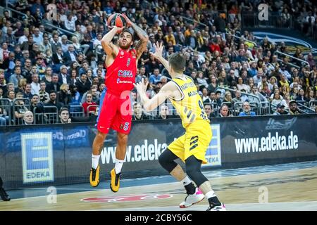 Berlin, Allemagne, 25 octobre 2019: Le joueur de basket-ball Mike James en action pendant le match de basket-ball EuroLeague entre Alba Berlin et CSKA Moscou Banque D'Images