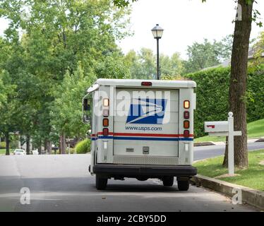 Comté de Berks, Pennsylvanie, USA-15 août 2020: Camion USPS livrant le courrier sur la rue de banlieue en Pennsylvanie. Banque D'Images