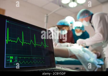 Le suivi de l'ECG et la saturation O2 chez le patient dans la salle d'opération. Banque D'Images