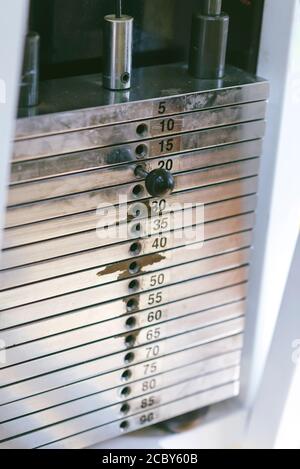 Salle de fitness, détail de l'appareil de terrain, poids. Banque D'Images