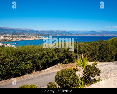 Vue sur la Côte d'Azur d'Antibes par une belle journée d'été Banque D'Images