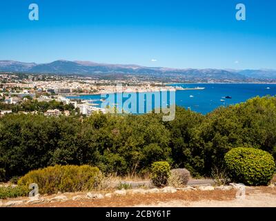 Vue sur la Côte d'Azur d'Antibes par une belle journée d'été Banque D'Images