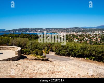Vue sur la Côte d'Azur de Juan les Pins par temps ensoleillé jour d'été Banque D'Images