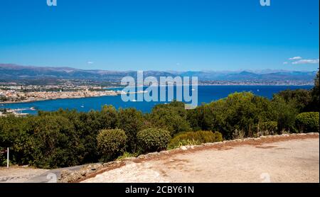 Vue sur la Côte d'Azur d'Antibes par une belle journée d'été Banque D'Images