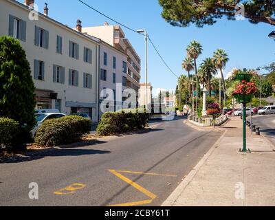 Arrêt de bus sur la rue principale dans la petite ville de la Côte d'Azur en été Banque D'Images