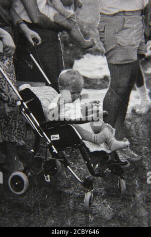 Belle Photographie En Noir Et Blanc Vintage Des Annees 1970 D Un Enfant Assis Dans Une Poussette De Bebe Photo Stock Alamy