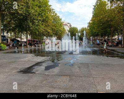 Fontaines d'eau sur la place de Gaulle, sur la Côte d'Azur d'Antibes en été Banque D'Images