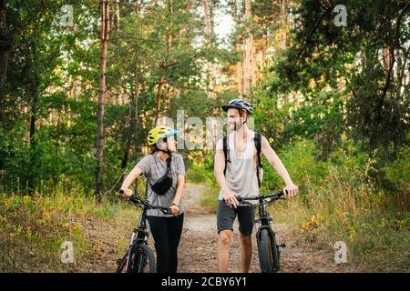 Vélo. Piste VTT MTB en couple. Activités sportives en plein air. Couple avec vélos dans la forêt. Ensemble en vélo dans la campagne. Romantique Banque D'Images