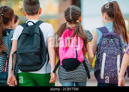 Groupe d'enfants allant à l'école ensemble. Banque D'Images