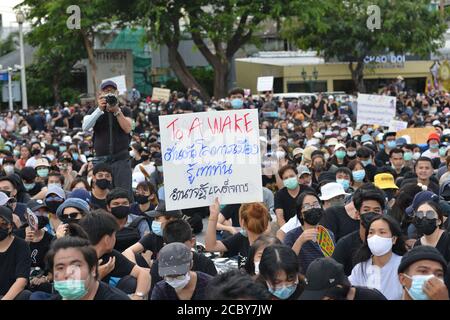 Bangkok, Thaïlande. 16 août 2020. Messages présentés par des manifestants lors d'un rassemblement antigouvernemental au Monument de la démocratie de Bangkok, Thaïlande, le dimanche 16 août 2020. (Photo de Teera Noisakran/Pacific Press) Credit: Pacific Press Media production Corp./Alay Live News Banque D'Images