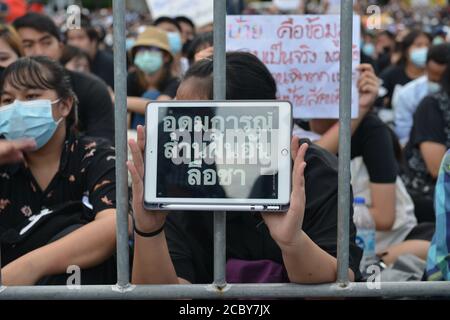 Bangkok, Thaïlande. 16 août 2020. Messages présentés par des manifestants lors d'un rassemblement antigouvernemental au Monument de la démocratie de Bangkok, Thaïlande, le dimanche 16 août 2020. (Photo de Teera Noisakran/Pacific Press) Credit: Pacific Press Media production Corp./Alay Live News Banque D'Images