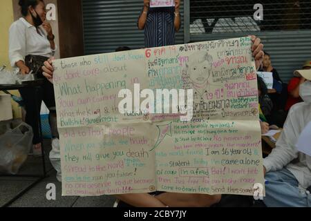 Bangkok, Thaïlande. 16 août 2020. Messages présentés par des manifestants lors d'un rassemblement antigouvernemental au Monument de la démocratie de Bangkok, Thaïlande, le dimanche 16 août 2020. (Photo de Teera Noisakran/Pacific Press) Credit: Pacific Press Media production Corp./Alay Live News Banque D'Images