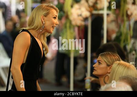 Anna Heinrich parle à sœur Andrea Heinrich au Myer Défilé de mode Banque D'Images