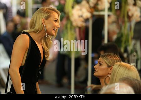 Anna Heinrich parle à sœur Andrea Heinrich au Myer Défilé de mode Banque D'Images