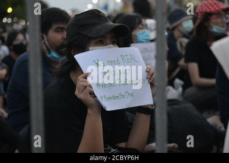 Bangkok, Thaïlande. 16 août 2020. Messages présentés par des manifestants lors d'un rassemblement antigouvernemental au Monument de la démocratie de Bangkok, Thaïlande, le dimanche 16 août 2020. (Photo de Teera Noisakran/Pacific Press/Sipa USA) crédit: SIPA USA/Alay Live News Banque D'Images