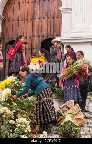 Quiche femmes mayas vendant des fleurs sur le marché aux fleurs sur les marches mayas pré-hispanique devant l'église de Santo Tomas à Chichichastenango, Gua Banque D'Images