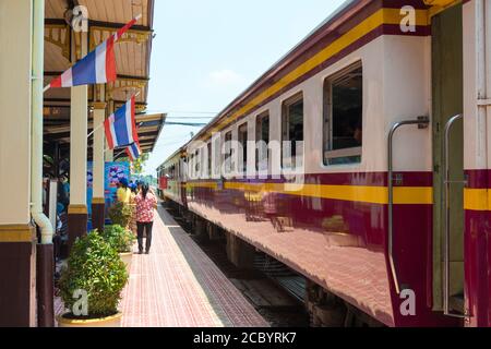 Ayutthaya, Thaïlande - avril 11 2018: Gare d'Ayutthaya à Ayutthaya, Thaïlande. Le chemin de fer de l'État de Thaïlande a 4041 km de 1000mm mètre rail n Banque D'Images