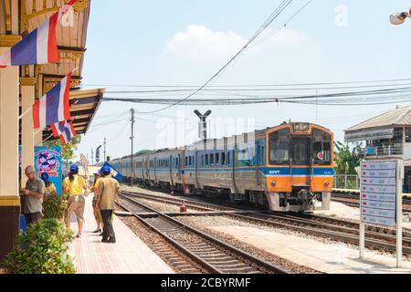 Ayutthaya, Thaïlande - Apr 11 2018: Train de l'état de la Thaïlande (SRT) à la gare d'Ayutthaya, Ayutthaya, Thaïlande. Chemin de fer d'État de Thaïlande h Banque D'Images