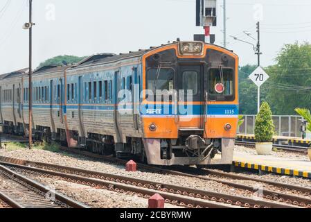 Ayutthaya, Thaïlande - Apr 11 2018: Train de l'état de la Thaïlande (SRT) à la gare d'Ayutthaya, Ayutthaya, Thaïlande. Chemin de fer d'État de Thaïlande h Banque D'Images