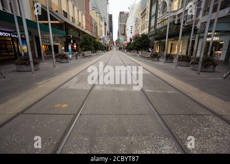 Le Bourke Street Mall, habituellement débordant d'acheteurs un vendredi soir, est totalement vide pendant la COVID-19 à Melbourne, en Australie. Étape 4 restric Banque D'Images