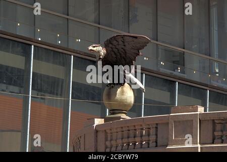 Aigle américain sculpté à Grand Central, à l'angle de Vanderbilt Avenue et East 42nd Street, gros plan, détails architecturaux emblématiques, New York, NY Banque D'Images