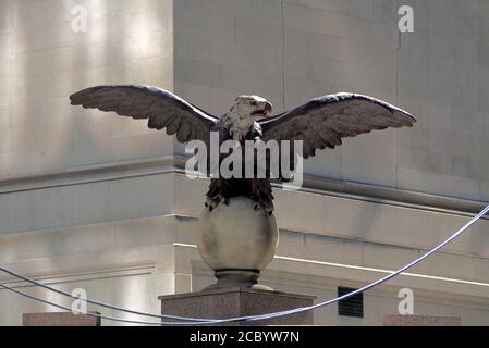 Aigle américain sculpté à Grand Central, à l'angle de Vanderbilt Avenue et East 42nd Street, gros plan, détails architecturaux emblématiques Banque D'Images