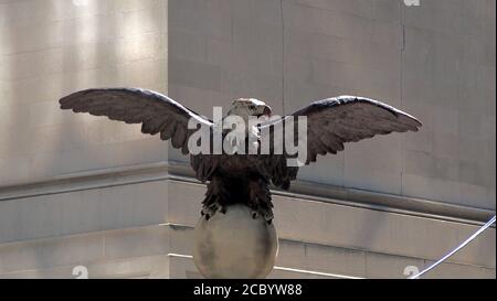 Aigle américain sculpté à Grand Central, à l'angle de Vanderbilt Avenue et East 42nd Street, gros plan, détails architecturaux emblématiques Banque D'Images