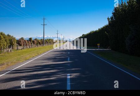 Scènes de campagne en Nouvelle-Zélande : routes droites et plates de Canterbury. Banque D'Images