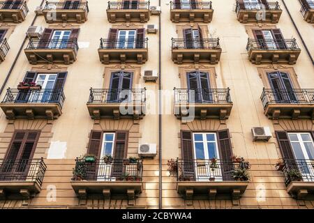 Extérieur du bâtiment avec fenêtres et balcons en Sicile, Italie. Banque D'Images