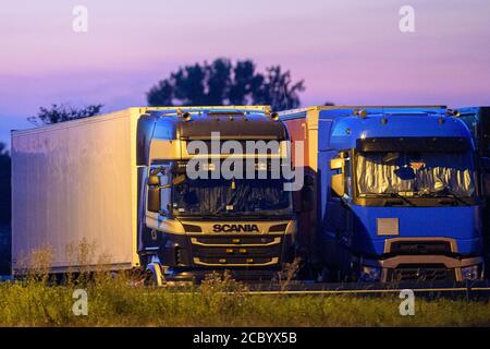 Uhrsleben, Allemagne. 04e août 2020. Pendant l'heure bleue, les camions sont garés sur un parking de l'Autohof Uhrsleben. (À dpa 'parking de camions pour la nuit - à l'aube vient la peur') Credit: Klaus-Dietmar Gabbert/dpa-Zentralbild/dpa/Alay Live News Banque D'Images