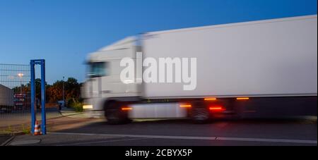 Uhrsleben, Allemagne. 04e août 2020. Un camion passe par la porte jusqu'au parking de sécurité du parking Uhrsleben. (À dpa 'parking de camions pour la nuit - à l'aube vient la peur') Credit: Klaus-Dietmar Gabbert/dpa-Zentralbild/dpa/Alay Live News Banque D'Images