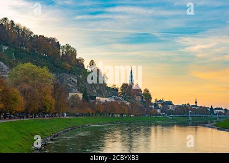 Vue en soirée sur la ville de Salzbourg, prise du pont Love Locks à Salzbourg, Autriche Banque D'Images