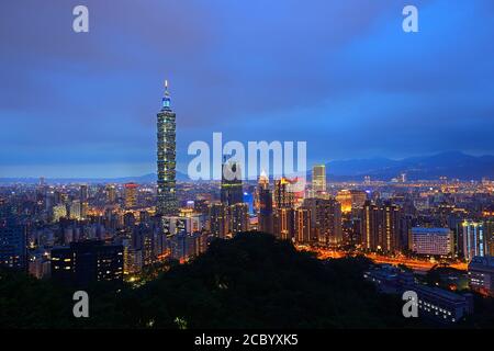 La ville de Taipei au crépuscule, surplombant le bâtiment 101 de Taipei, est un point de repère important à Taïwan. Banque D'Images