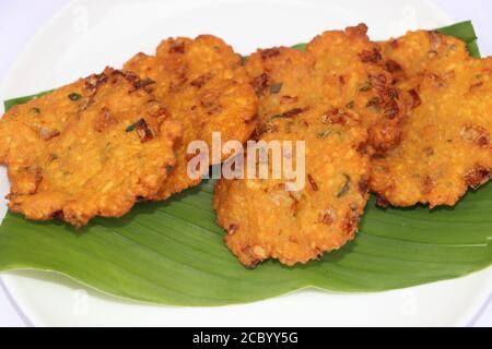 Dal vada ou Dal Pakoda ou Parippu Vada ou Parappu Vadai , en-cas frits, aliments salés du sud de l'Inde frits à l'huile de coco, en-cas à l'heure du thé Banque D'Images
