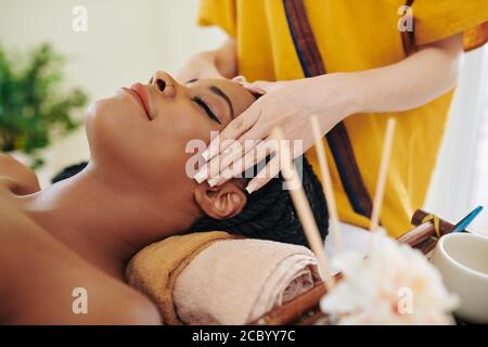 Massage relaxant de la tête Banque D'Images