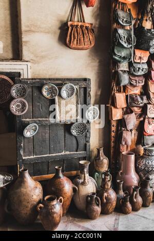 Beaucoup de cruches et vases en argile faits main uniques sur le marché arabe local. Souk à la médina de Marrakech. Banque D'Images