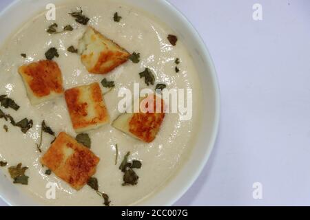 Cari nawabi paneer ou calai paneer korma, cari indien fait avec du fromage cottage et de la sauce blanche d'oignon, de noix de cajou et d'épices Banque D'Images