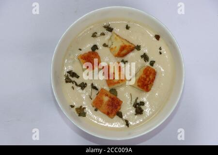 Cari nawabi paneer ou calai paneer korma, cari indien fait avec du fromage cottage et de la sauce blanche d'oignon, de noix de cajou et d'épices Banque D'Images