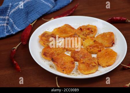 PATATAS A LA IMPORTANCIA, plat espagnol à base de pommes de terre Banque D'Images