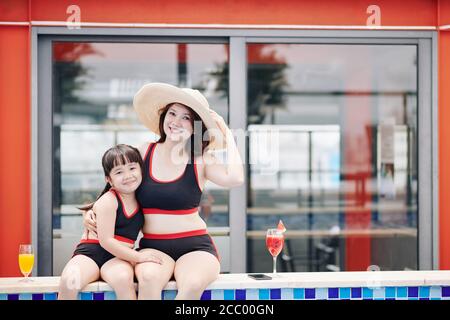 Mère et fille en maillots de bain Banque D'Images