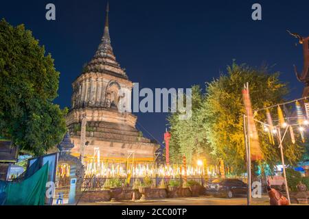 Vue de nuit à Wat Lok Moli à Chiang Mai, Thaïlande. On ne sait pas quand le temple a été construit, mais il est mentionné pour la première fois dans une charte de l'AD 1367. Banque D'Images