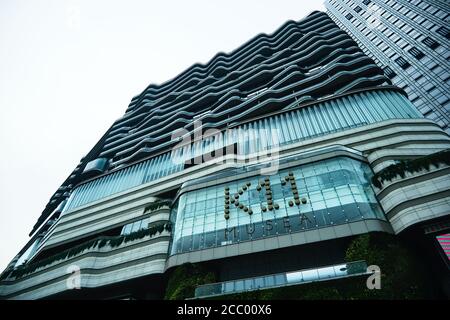 Tsim Sha Tsui, HONG KONG - 26 avril 2020 : K11 Musea regard de bas en haut sur le Victoria Dockside. K11 Musea est un nouveau point de vente au détail à Tsim Sha TS Banque D'Images