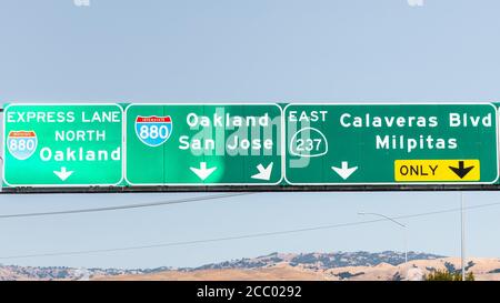 L'autoroute 880 et l'autoroute 237 Sud de correspondance dans la baie de San Francisco ; la signalisation de l'autoroute de l'information sur les voies aller à Oakland et sa Banque D'Images