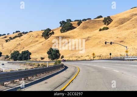 Autoroute traversant les collines dorées du comté d'Alameda par une chaude journée d'été ; région de la baie de San Francisco, Californie Banque D'Images