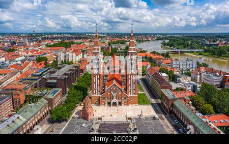 Szeged, Hongrie - vue panoramique aérienne de l'église votive et de la cathédrale notre-Dame de Hongrie (Szeged Dom) lors d'une journée ensoleillée d'été avec la ville intérieure B. Banque D'Images